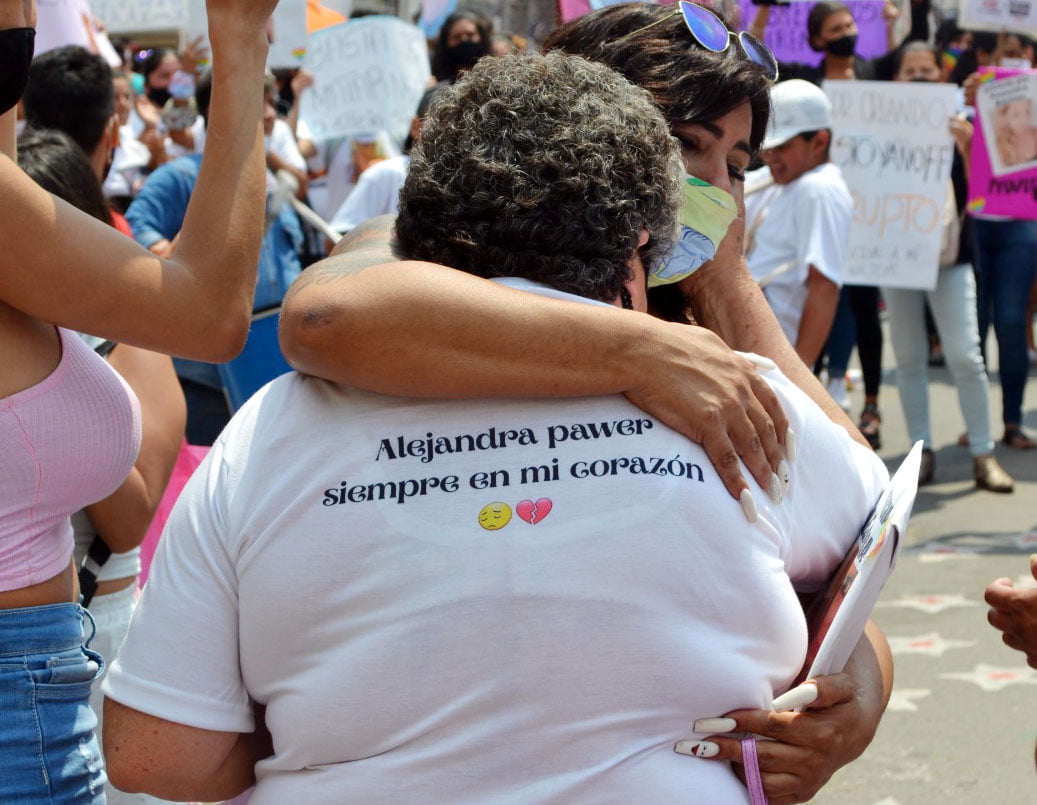 Travesticidio de Alejandra Benítez: Lágrimas frente a la Casa de Gobierno |  La Nota Tucumán - El medio para tus ideas