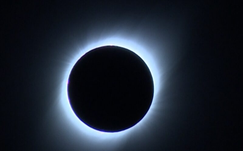 1562100120 eclipse total 03