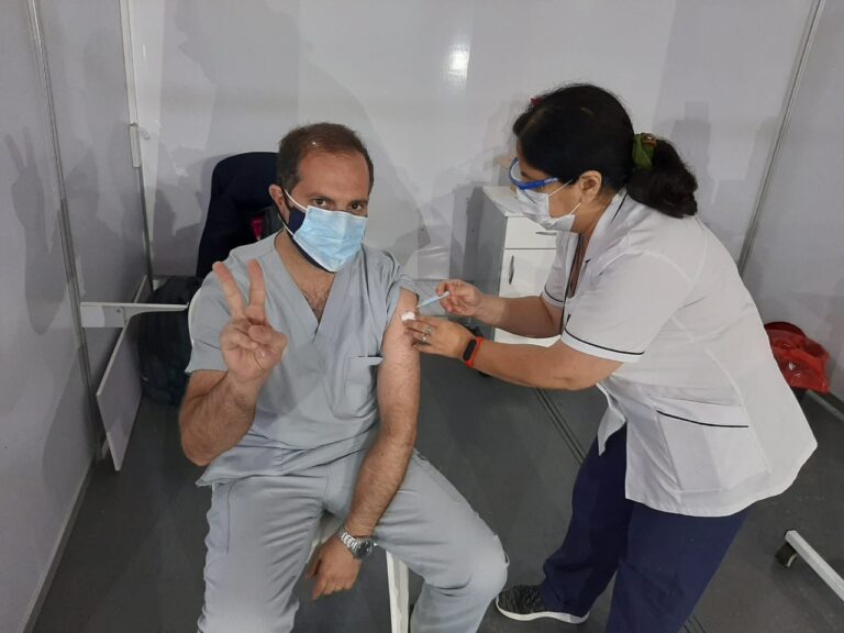 Esperanza: el primer profesionales del sistema de salud vacunado contra el Covid 19