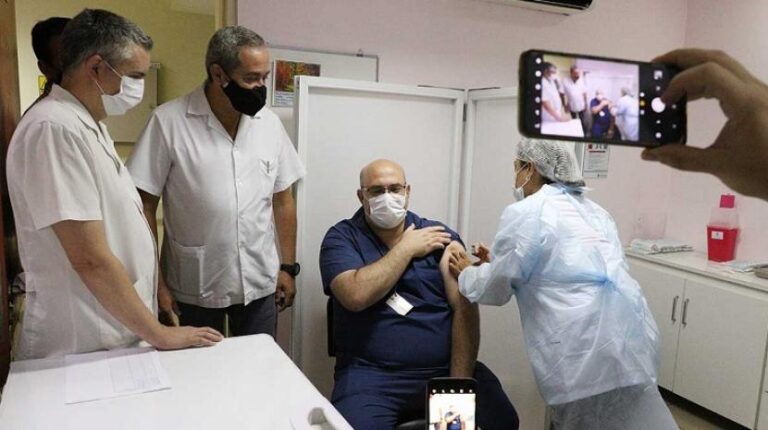 Casi 4.000 vacunas contra el coronavirus ya fueron colocadas al personal sanitario