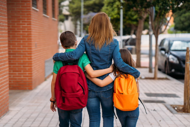 madre sus hijos van escuela mascaras pandemia coronavirus 147764 551