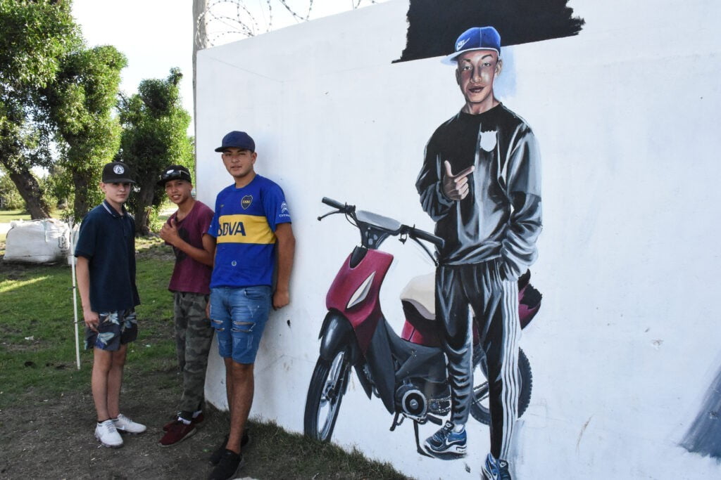 Amigos del barrio recuerdan a Luciano junto a un mural que pintaron en su memoria