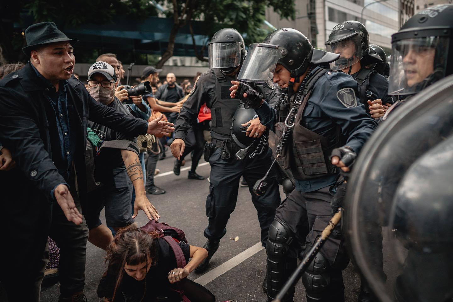 Policías golpean a una mujer durante una manifestación en el INCAA Argentina