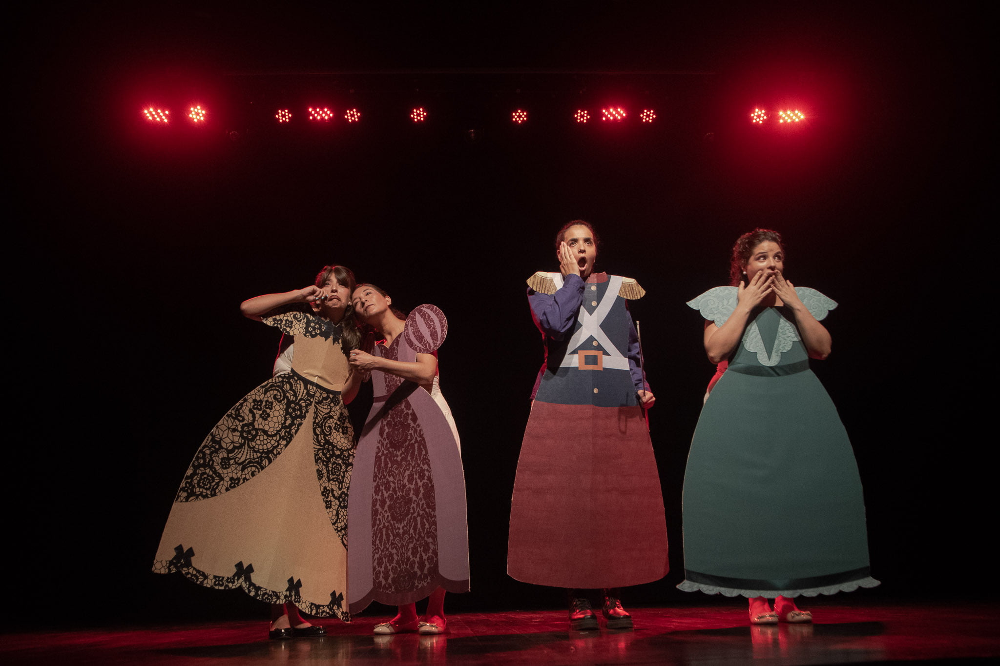 Obra de teatro en el Rosita Avila Tucum´´an Estafadas por la Historia