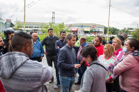 El intendente Mariano Campero habla con las familias afectadas por las inundaciones en La Rinconada Yerba Buena Tucumán