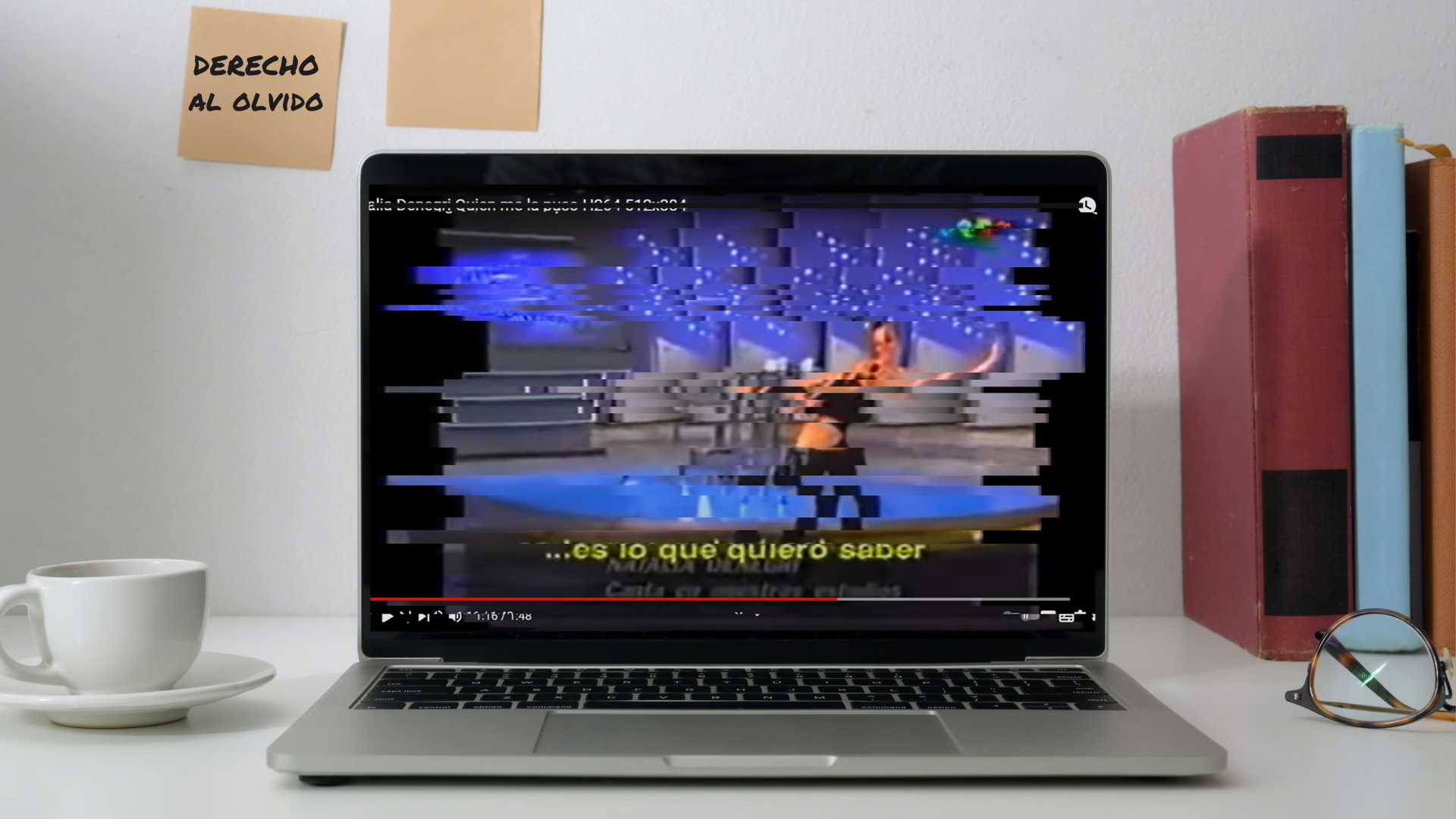 computadora con imagen de mujer