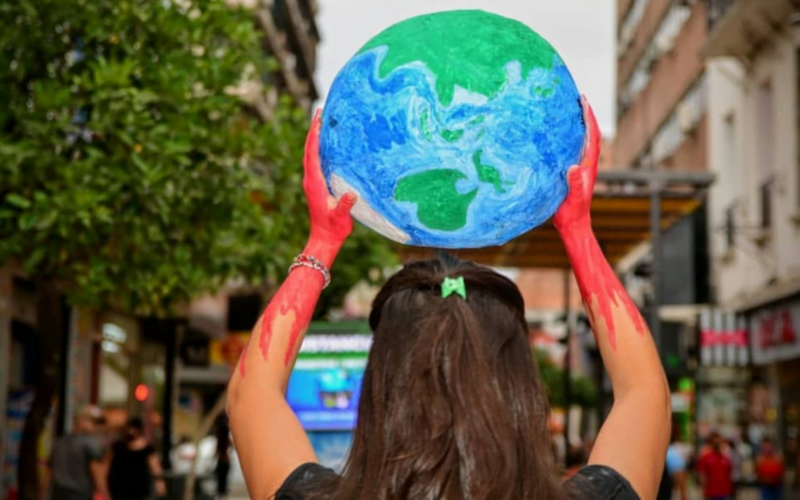 Activista sosteniendo la tierra en marcha por el Cambio Climático