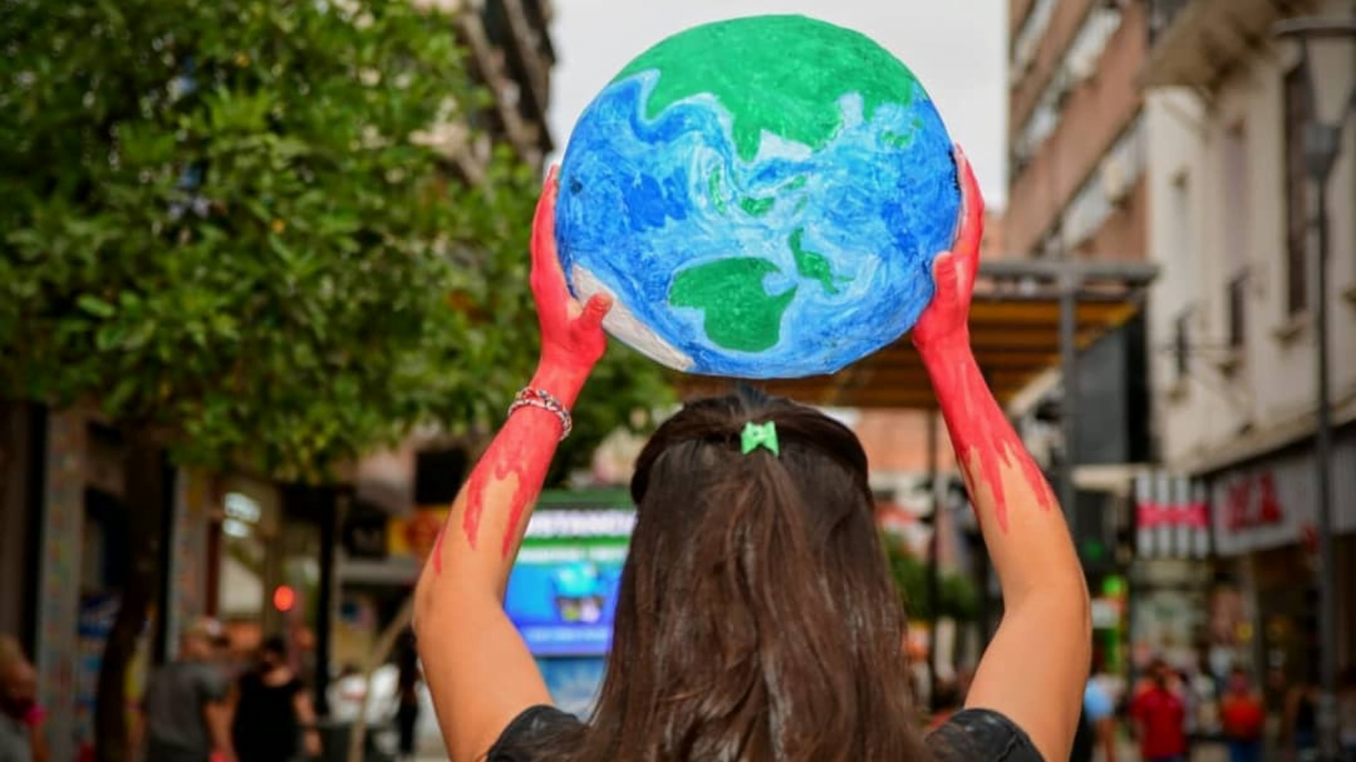 Activista sosteniendo la tierra en marcha por el Cambio Climático