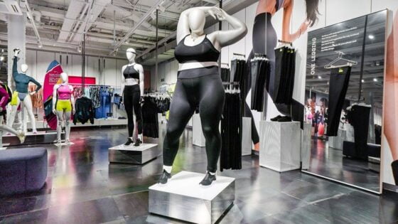 Maniquí gordo de nike ropa deportiva