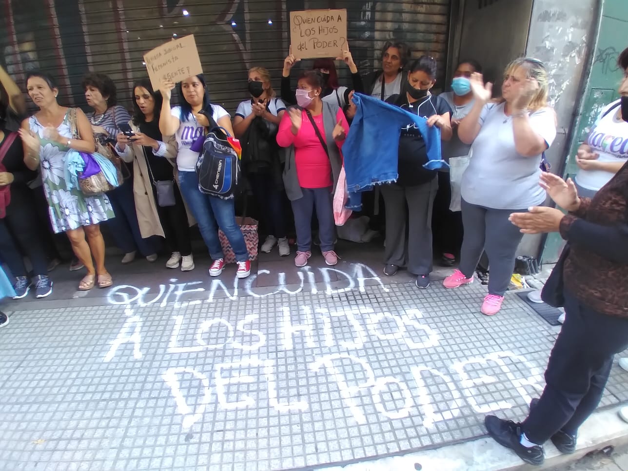 Mujeres en una manifestación en la Casa de Chubut