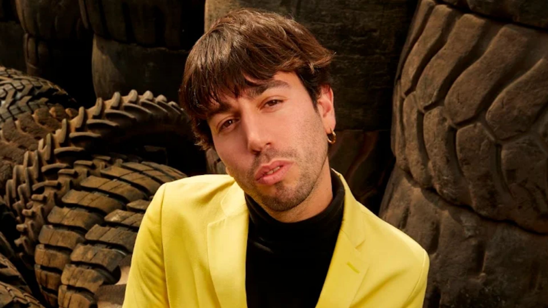 Cantante con saco amarillo