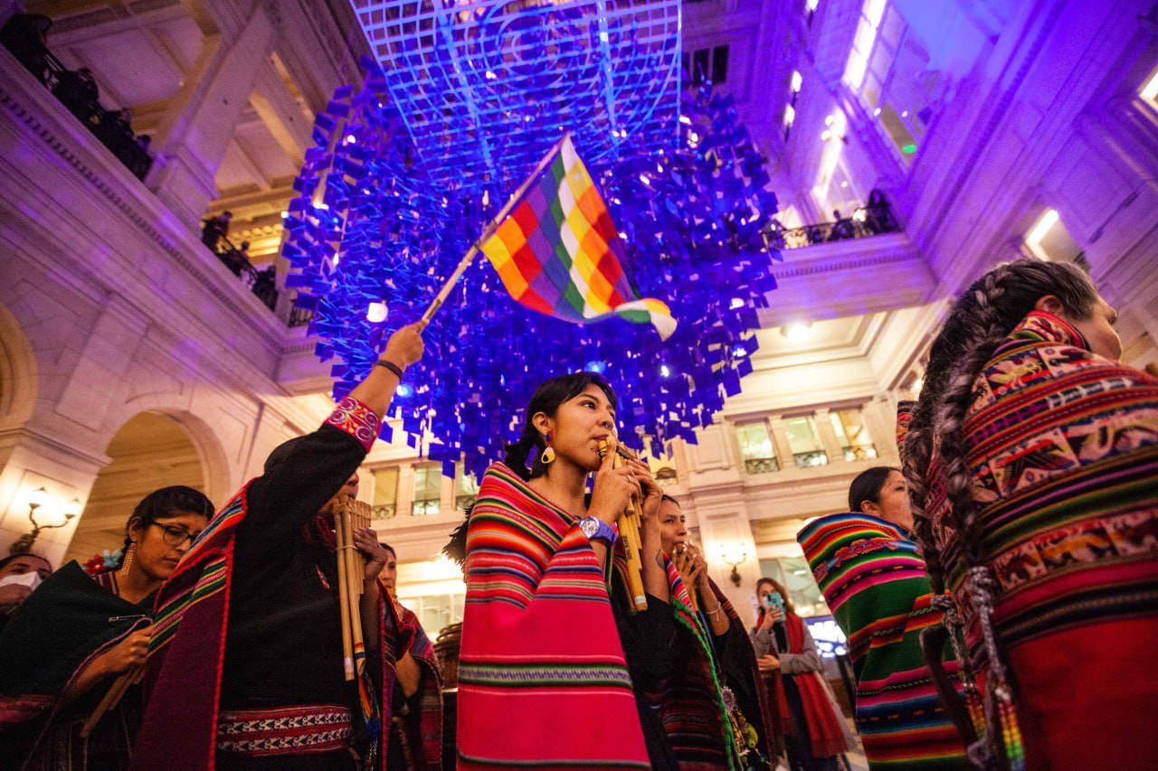 Chica tocando la quena