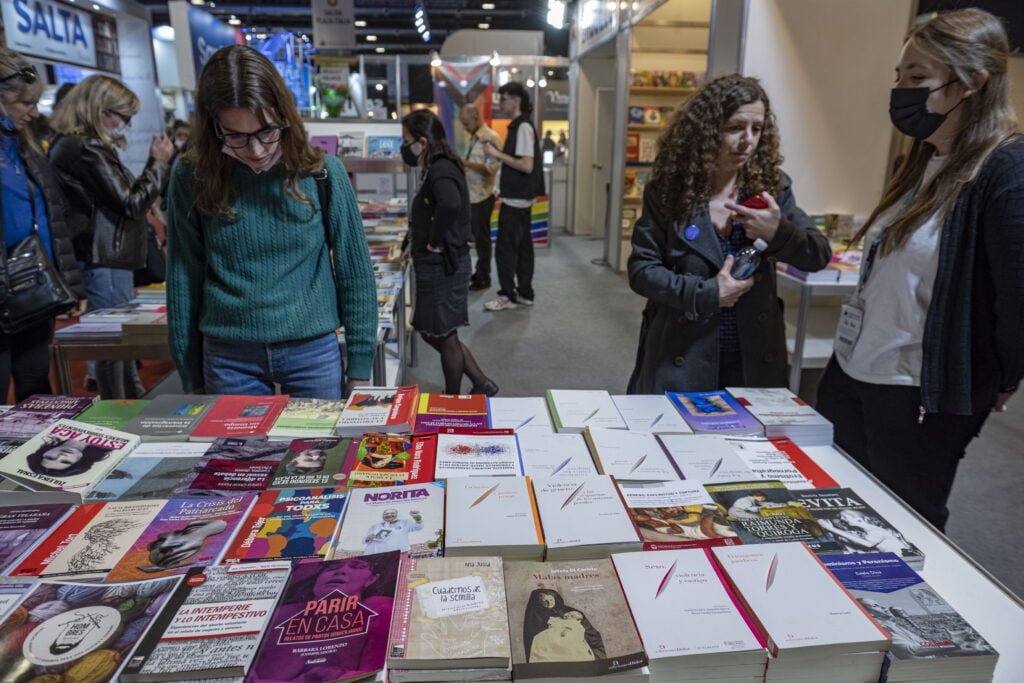 Diversidad, márgenes y contra-escrituras en la Feria del Libro 6 a diez aos de la pioner 865731