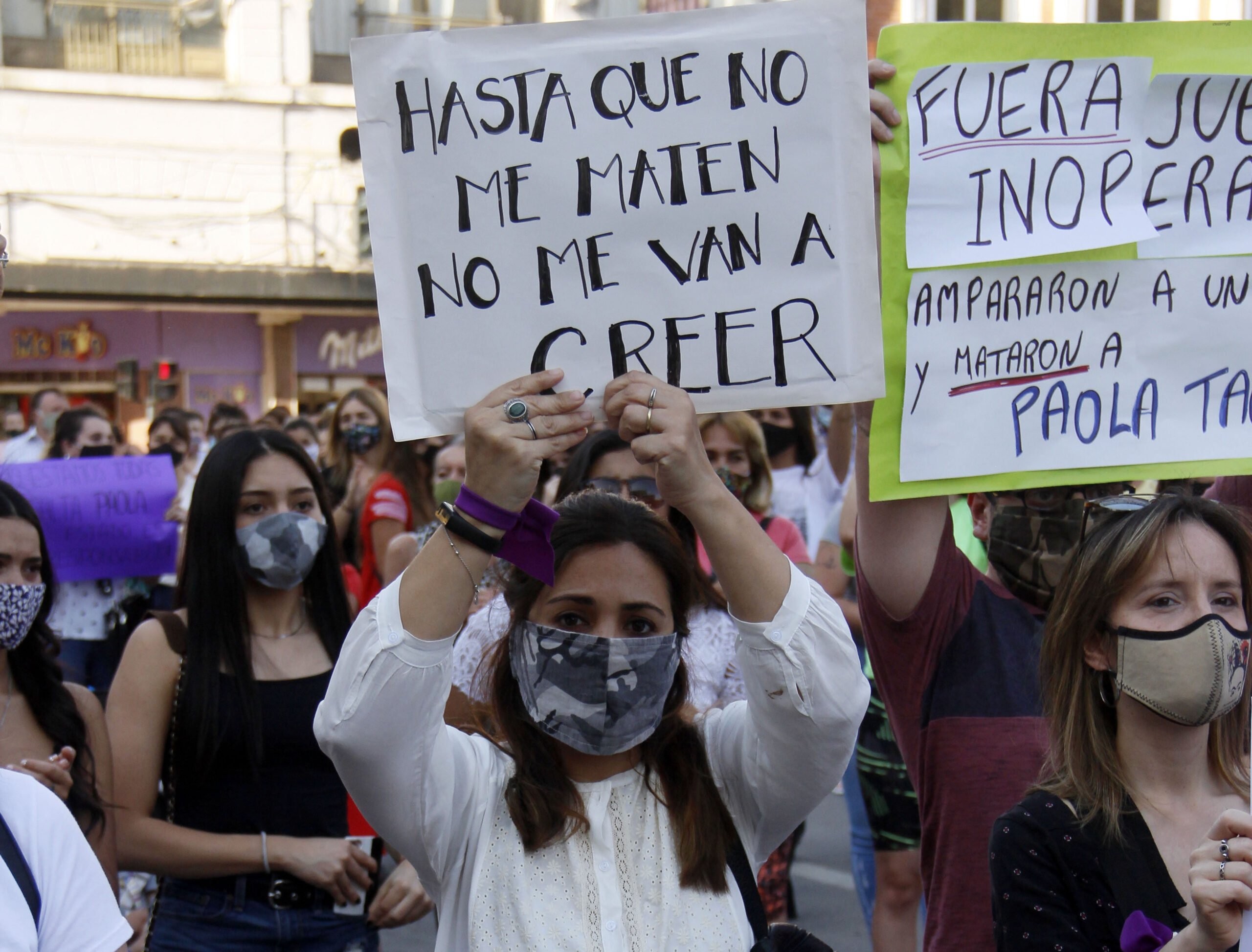 Mujer con cartel Ni Una Menos