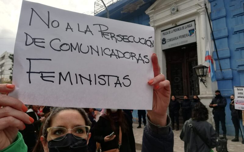 Mujer con un cartel en La Rioja