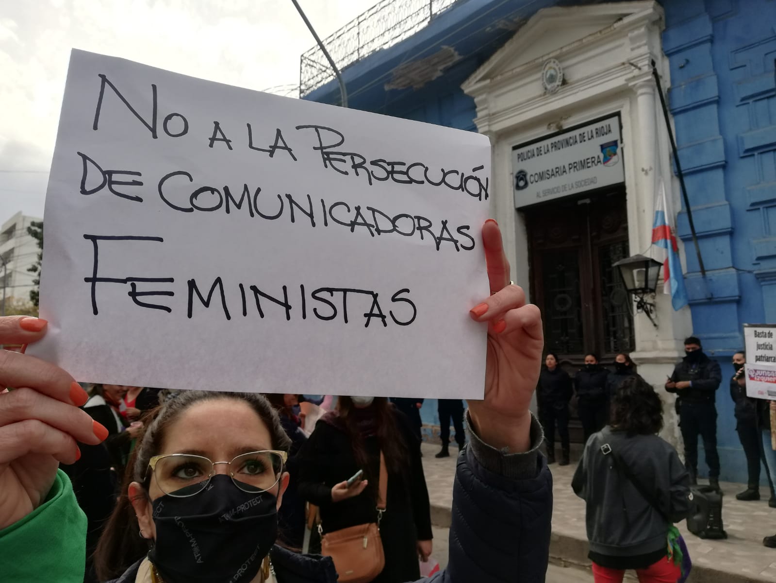 Mujer con un cartel en La Rioja