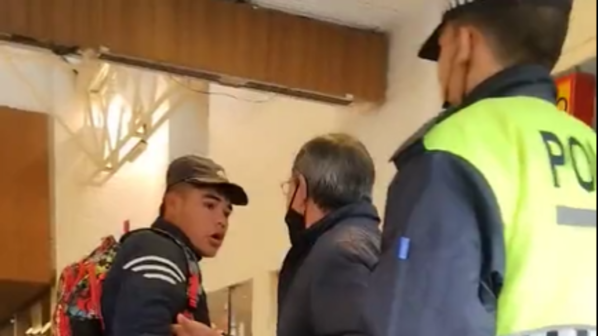 Hombre agarrando a un joven