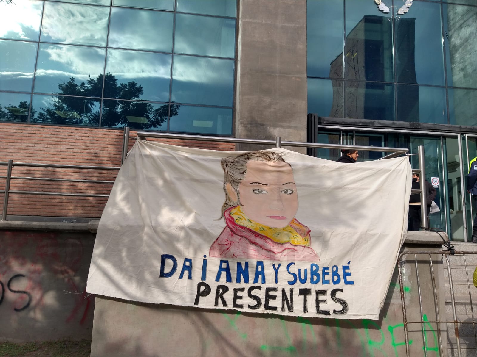 Bandera por el femicidio de Daiana Juarez