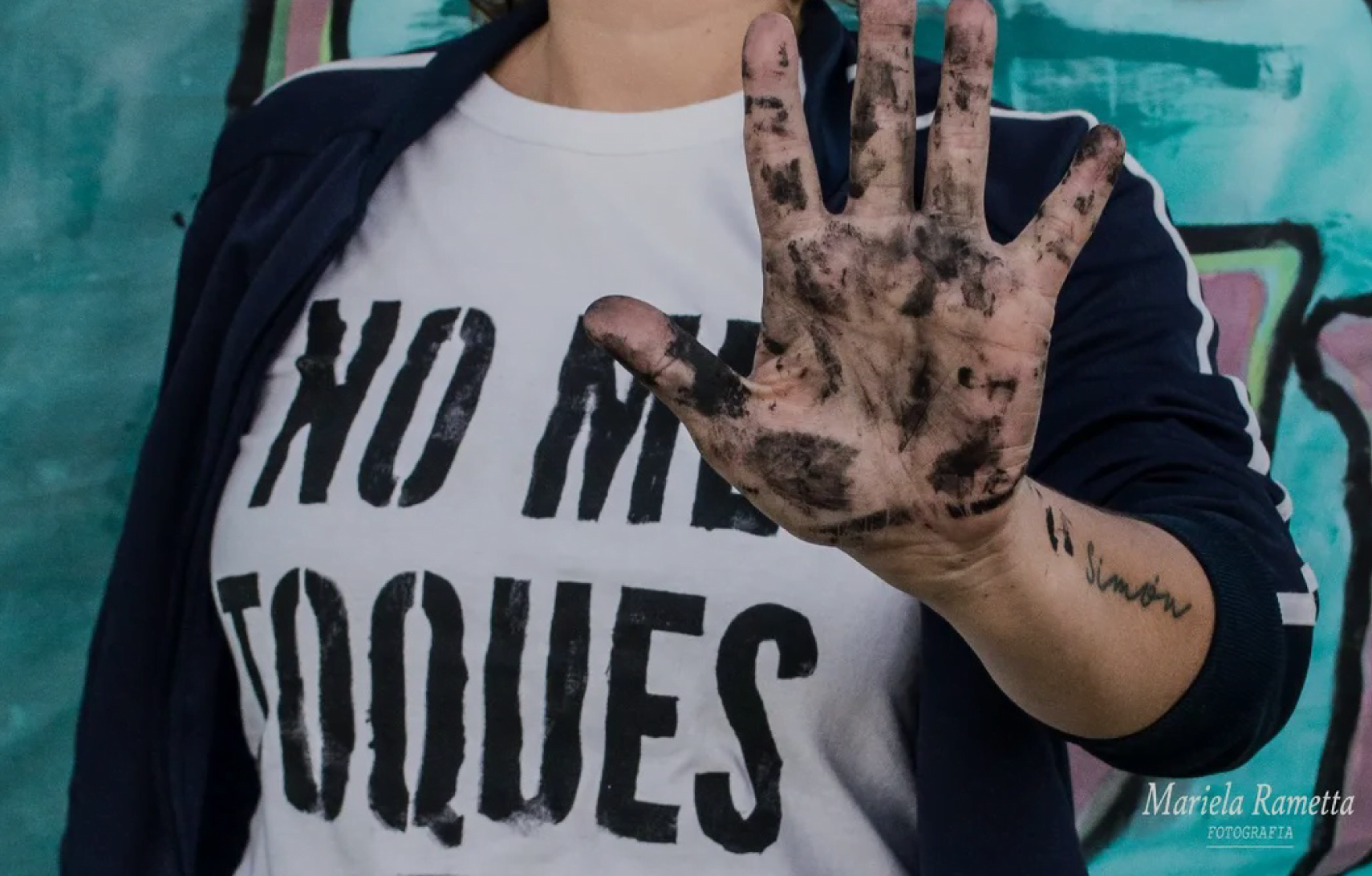 chica con remera No me Toques