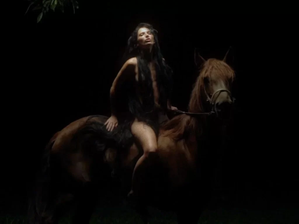 Mujer arriba de un caballo