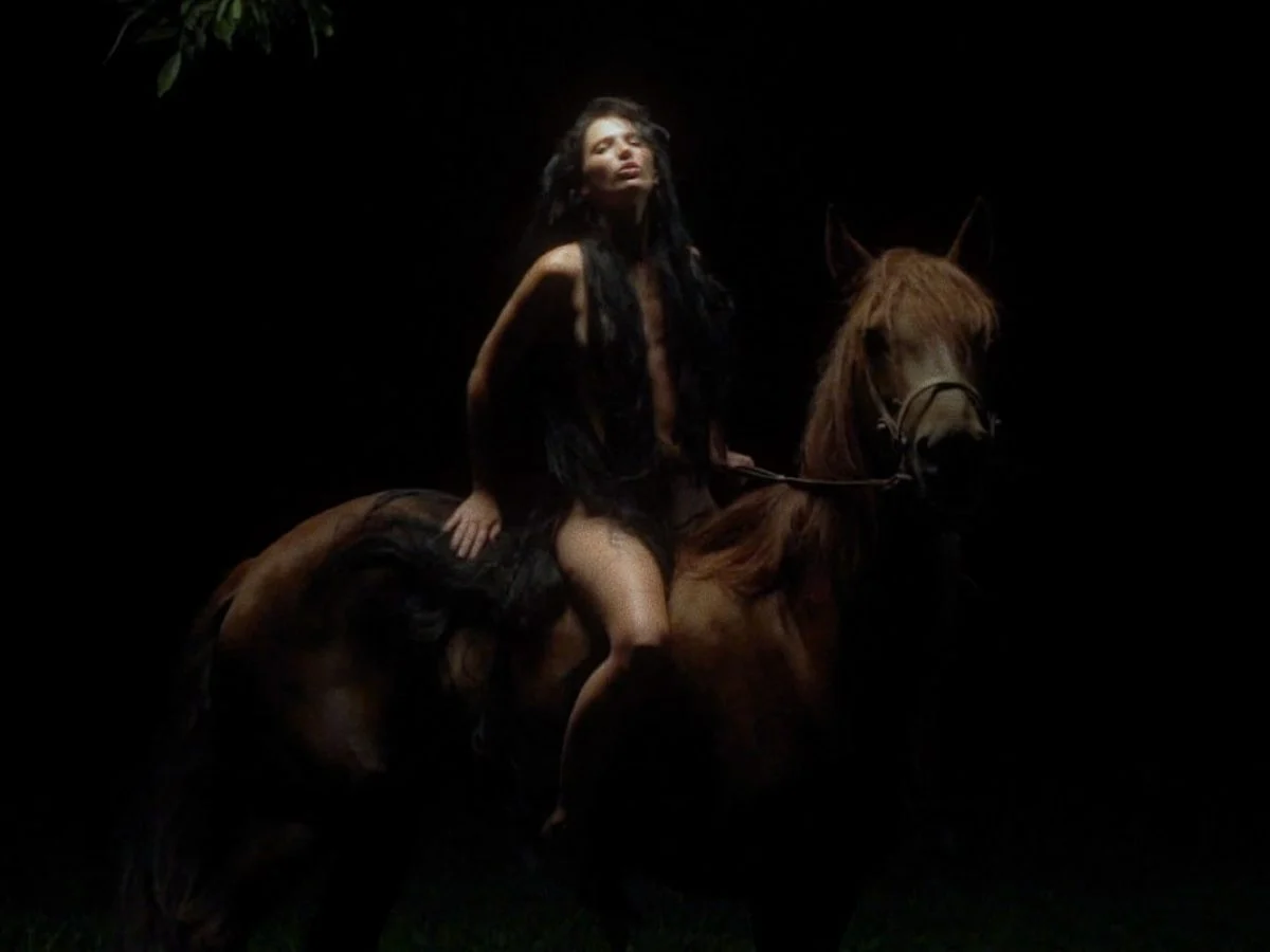 Mujer arriba de un caballo