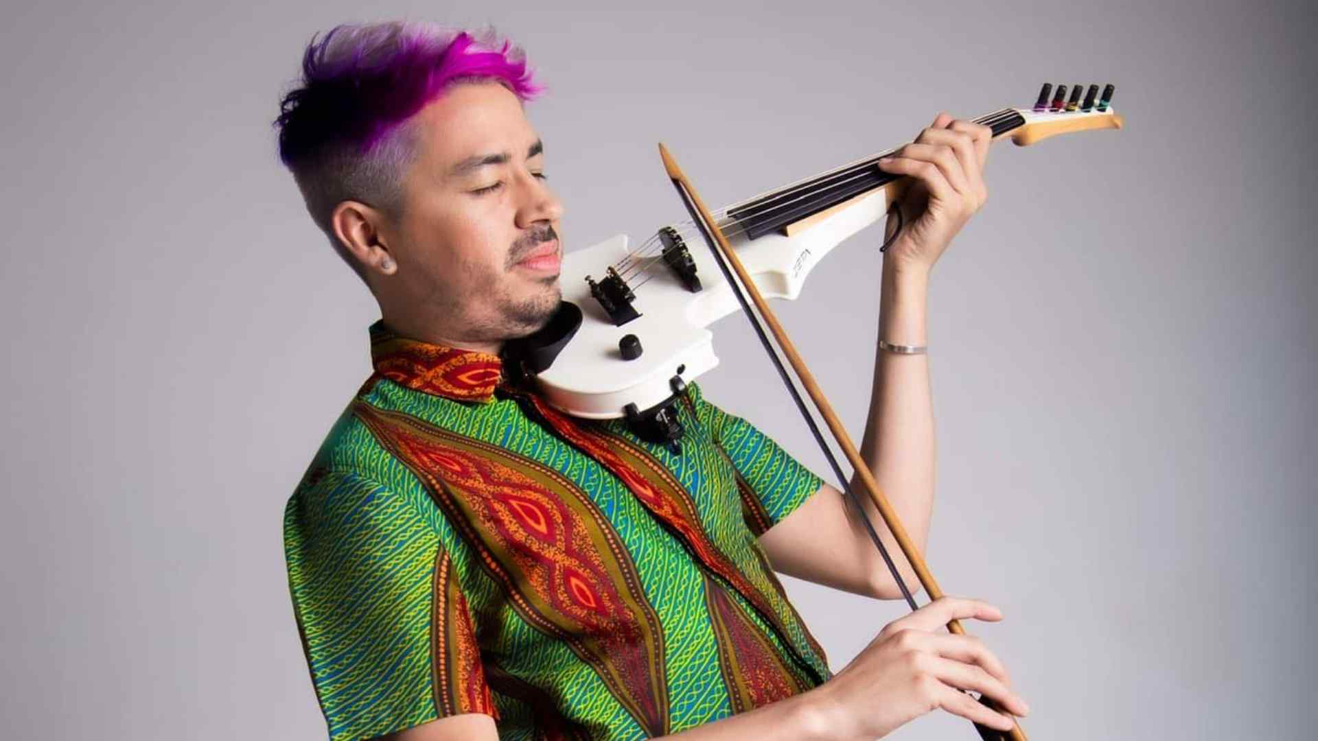 manu sija tocando el violín