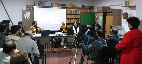 Personas debatiendo en la Universidad