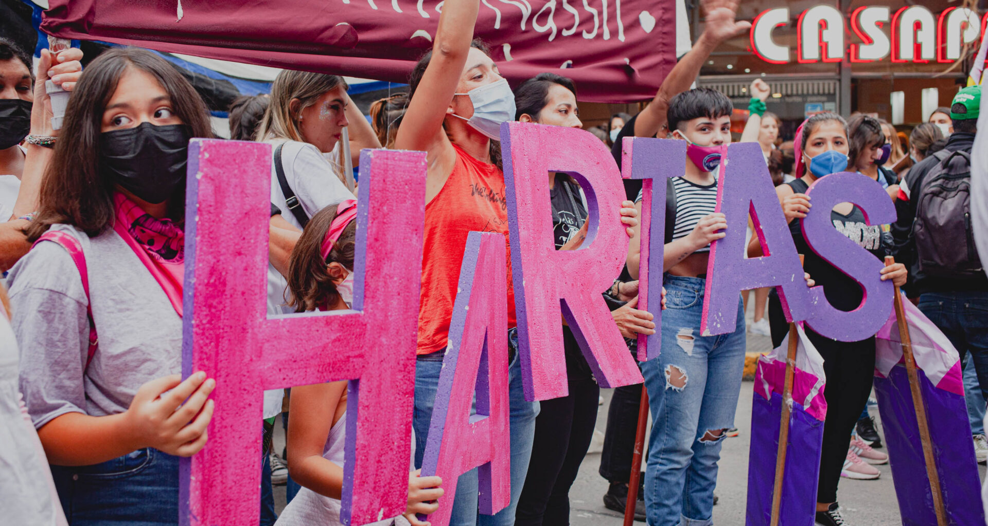 mujeres en una marcha