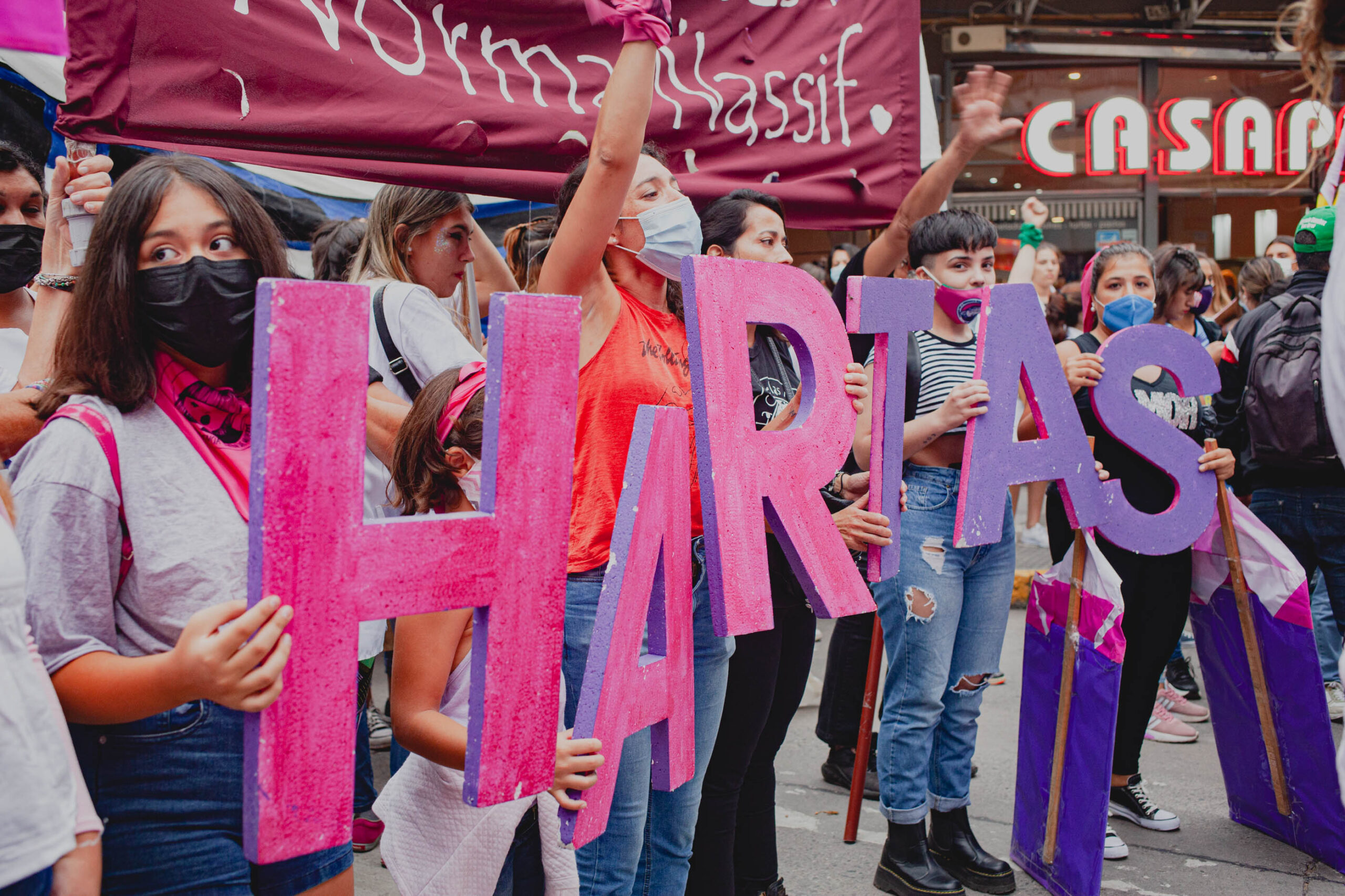 mujeres en una marcha