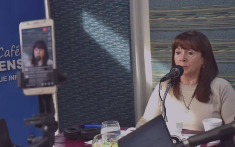Mujer hablando en una radio