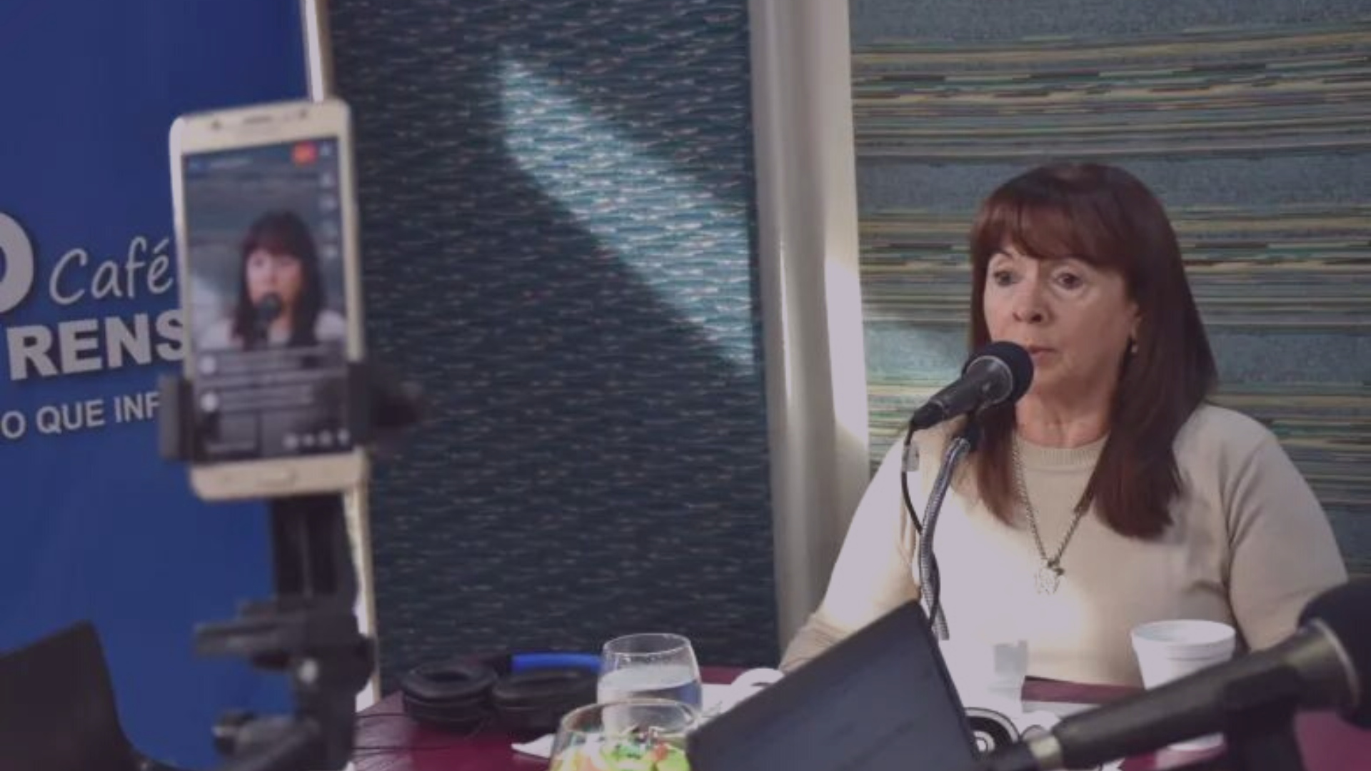 Mujer hablando en una radio