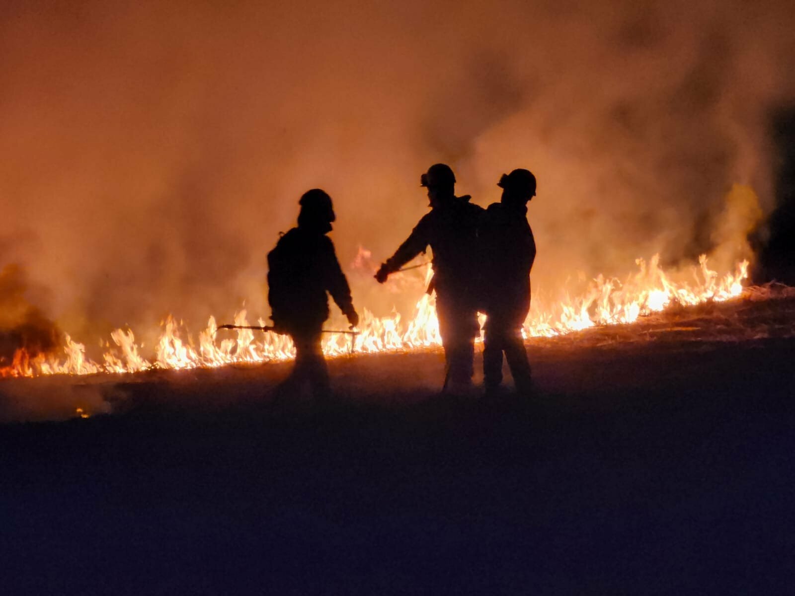 Bomberos en un incendio