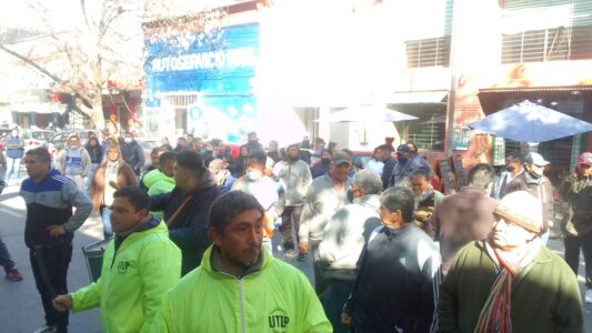 TRbajadores cuidacoches se manifiestan en la Municipalidad