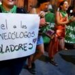 Chica con cartel