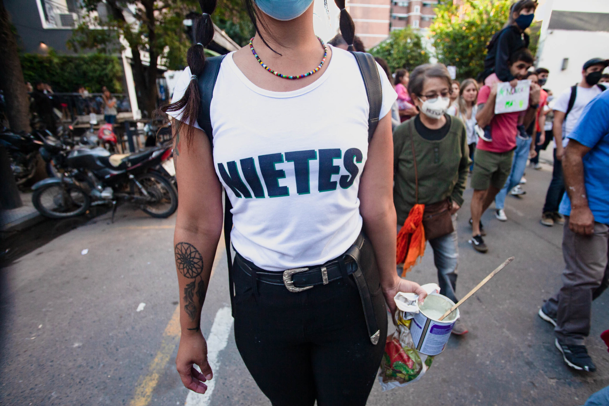 Uest con remera "Nietes"