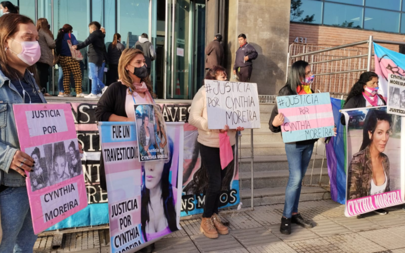 personas con carteles Transfemicidio de Cynthia Moreira