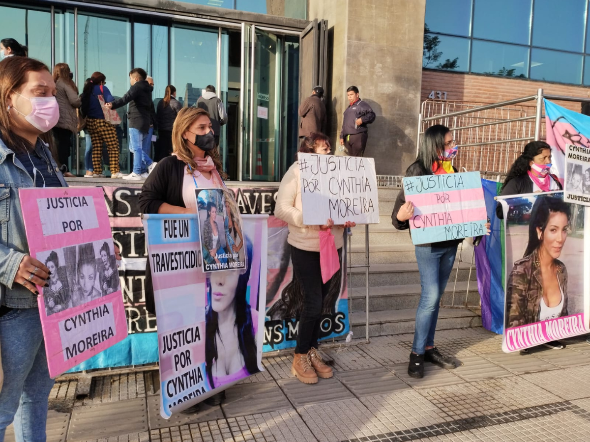 personas con carteles Transfemicidio de Cynthia Moreira