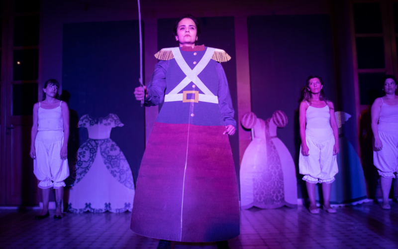 obra de teatro Estafadas por la historia