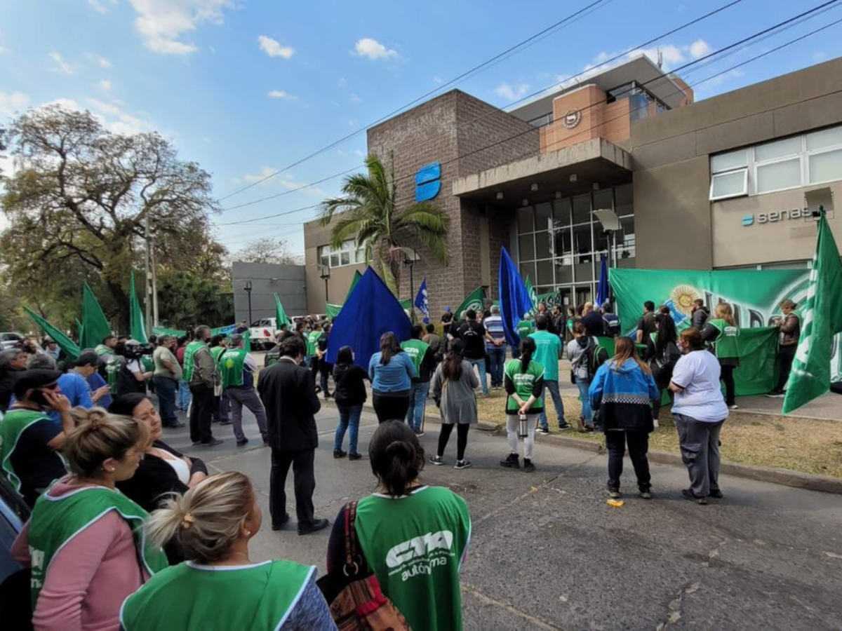 marcha en frente de un edificio del estado