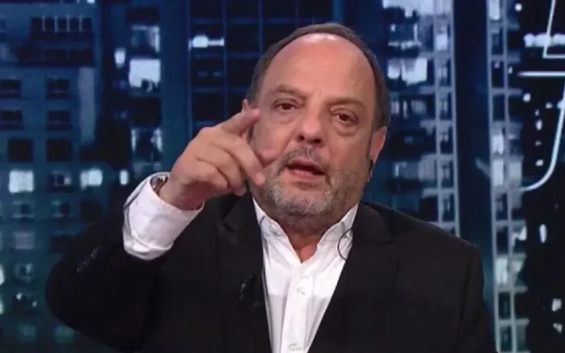 Hombre hablandole al televidente