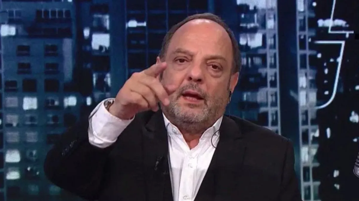 Hombre hablandole al televidente