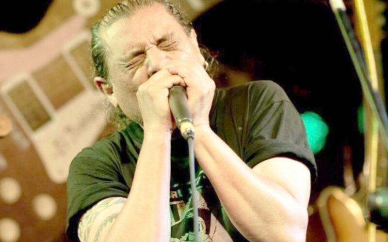 hombre tocando la armonica