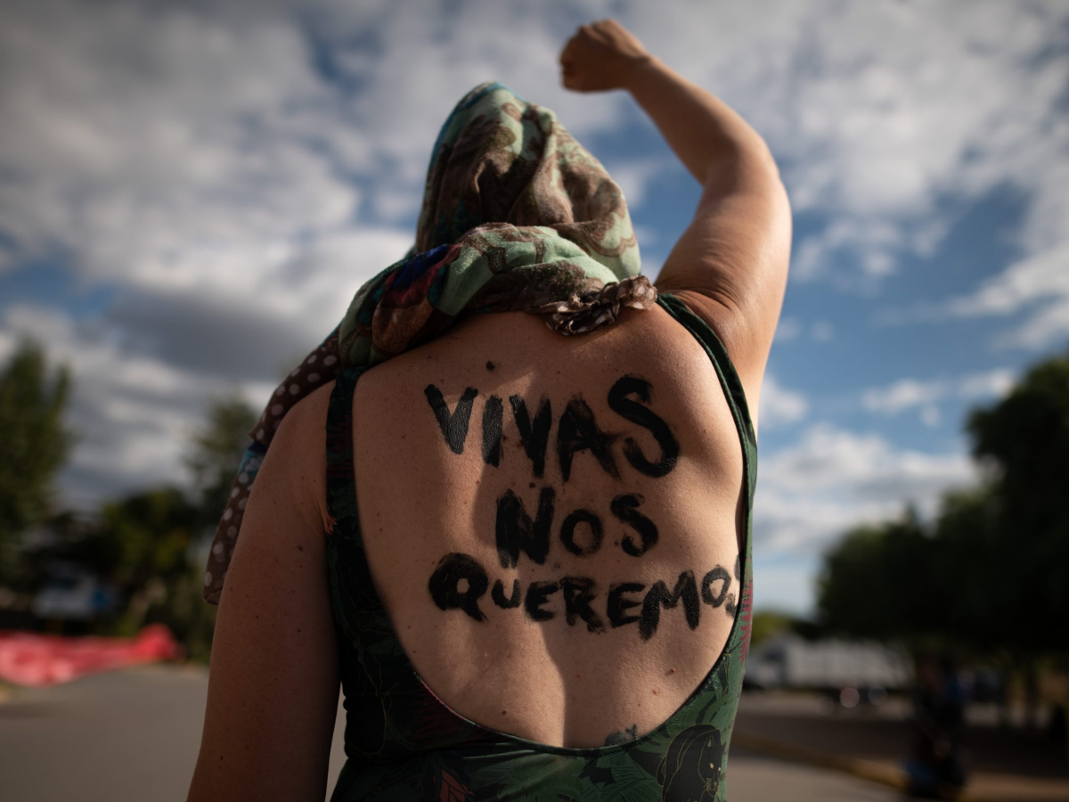 Mujer con puño arriba