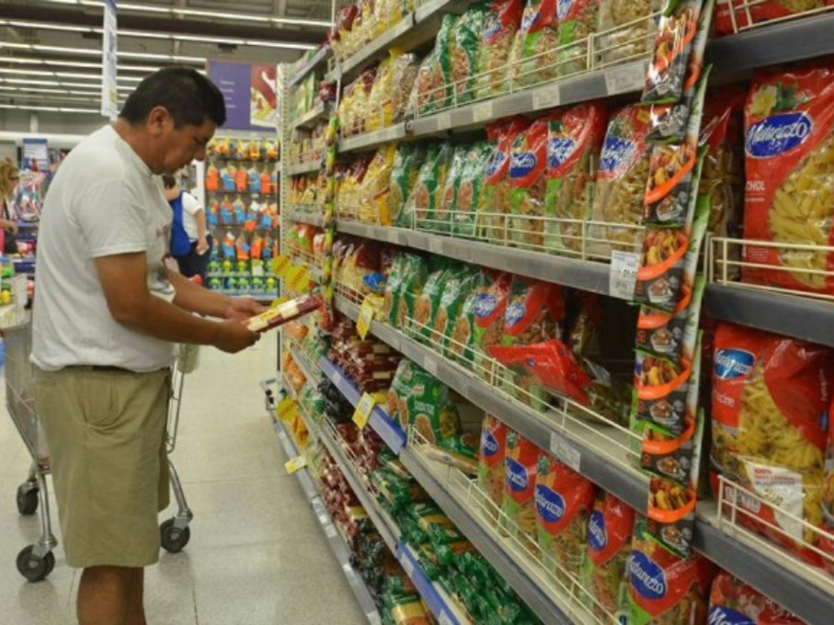 Hombre en un supermercado