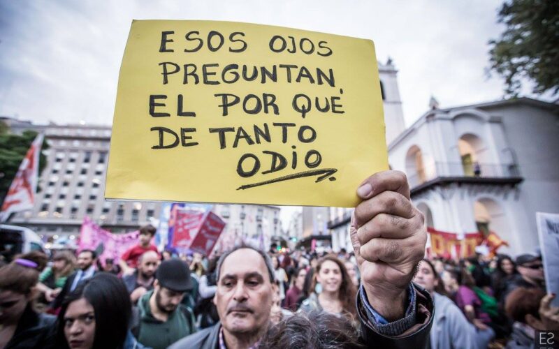 esos ojos preguntan el por que de tanto odio