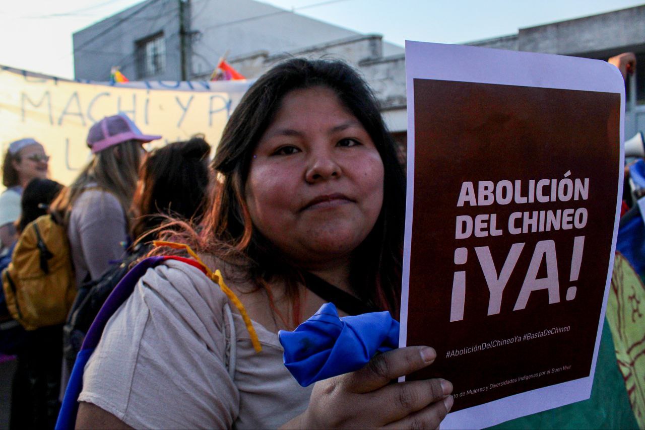 Mujer originario con cartel "abolición del chineo"