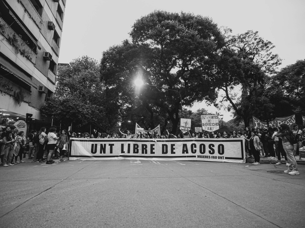 Mujeres con la pancarta "UNT LIBRE DE ACOSO"