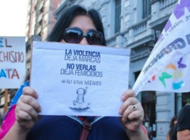 persona con cartel belem do para