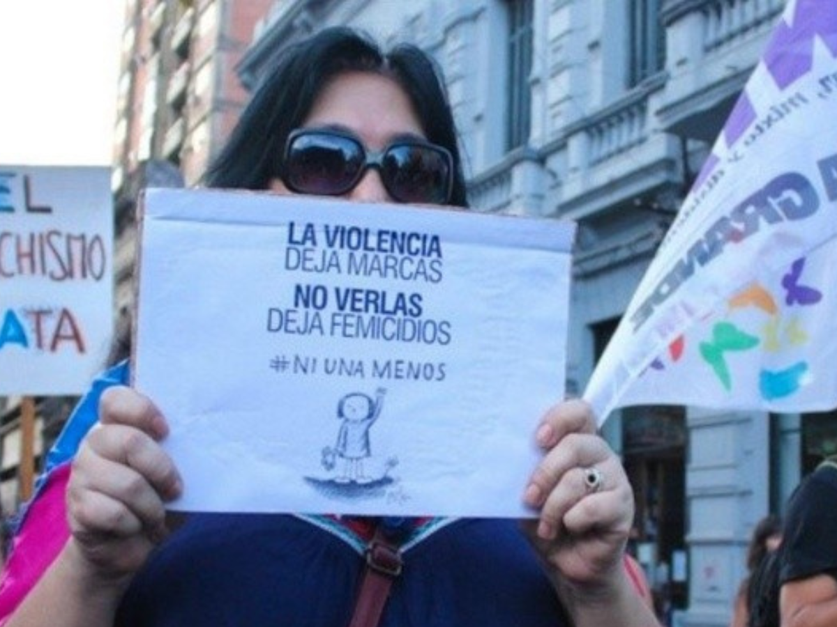 persona con cartel belem do para