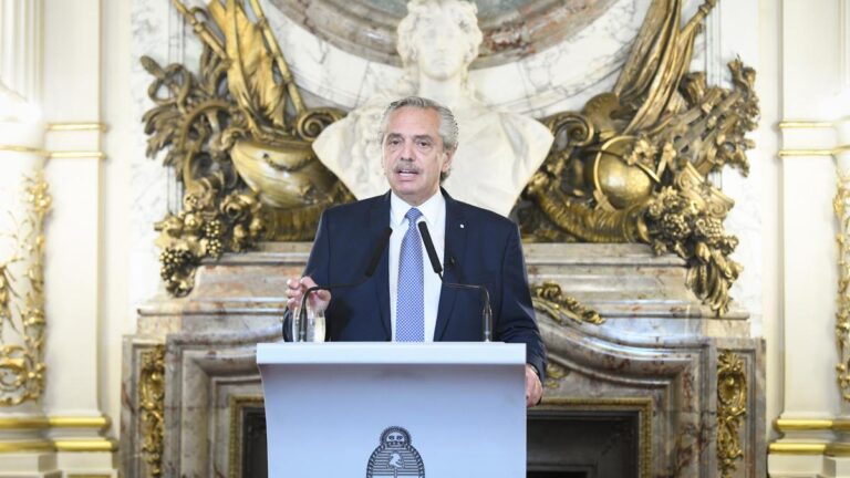 Fernández instruyó para que se “investigue penalmente” los chats de Lago Escondido